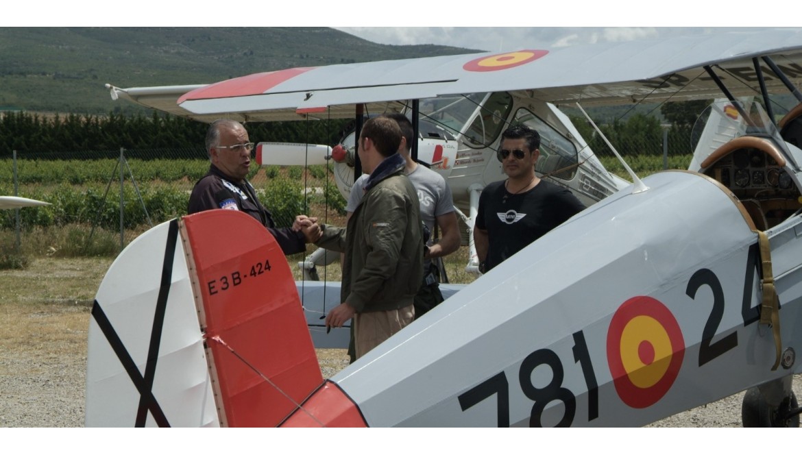 El vuelo de la escarapela: Un símbolo de unidad en la aviación Española